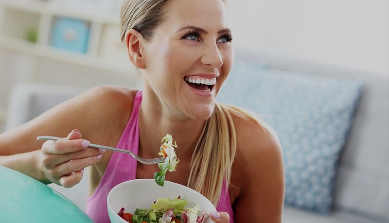 Frau isst einen Salat
