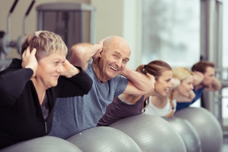 Gruppe trainiert auf dem Gymnastikball