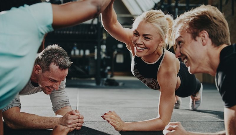 Gruppe trainiert gemeinsam im Fitnessstudio