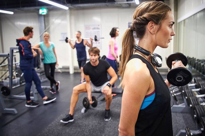 Gruppe trainiert gemeinsam im Fitnessstudio