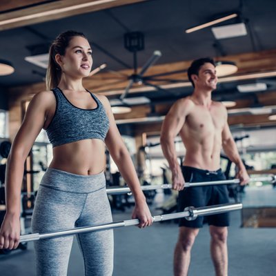 Freunde trainieren gemeinsam im Fitnessstudio